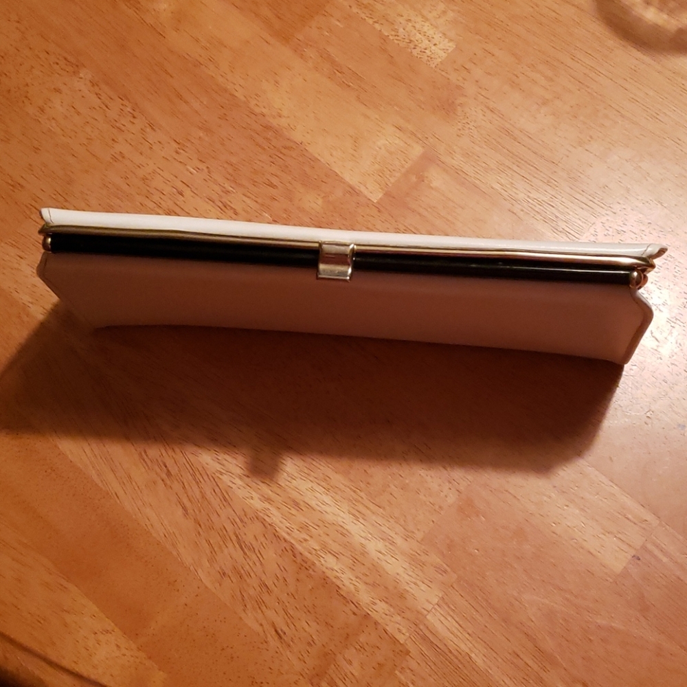 Clutch - Picture 2 of 4